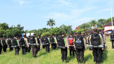 13 Şubat 2024 'te Pekalongan Endonezya' daki genel seçimin güvenliğini sağlamak için çeşitli unsurlardan askerlerin seremonisi