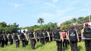 13 Şubat 2024 'te Pekalongan Endonezya' daki genel seçimin güvenliğini sağlamak için çeşitli unsurlardan askerlerin seremonisi