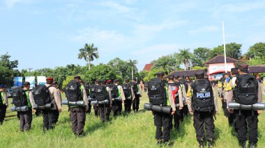 13 Şubat 2024 'te Pekalongan Endonezya' daki genel seçimin güvenliğini sağlamak için çeşitli unsurlardan askerlerin seremonisi