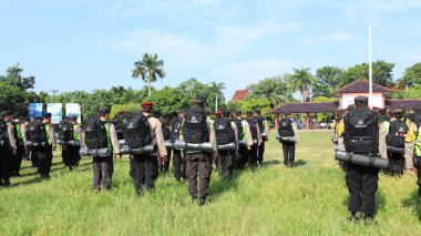 13 Şubat 2024 'te Pekalongan Endonezya' daki genel seçimin güvenliğini sağlamak için çeşitli unsurlardan askerlerin seremonisi