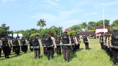 13 Şubat 2024 'te Pekalongan Endonezya' daki genel seçimin güvenliğini sağlamak için çeşitli unsurlardan askerlerin seremonisi
