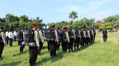 13 Şubat 2024 'te Pekalongan Endonezya' daki genel seçimin güvenliğini sağlamak için çeşitli unsurlardan askerlerin seremonisi