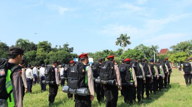 13 Şubat 2024 'te Pekalongan Endonezya' daki genel seçimin güvenliğini sağlamak için çeşitli unsurlardan askerlerin seremonisi