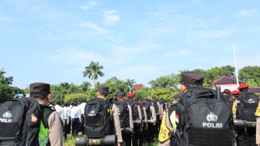 13 Şubat 2024 'te Pekalongan Endonezya' daki genel seçimin güvenliğini sağlamak için çeşitli unsurlardan askerlerin seremonisi