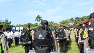 13 Şubat 2024 'te Pekalongan Endonezya' daki genel seçimin güvenliğini sağlamak için çeşitli unsurlardan askerlerin seremonisi