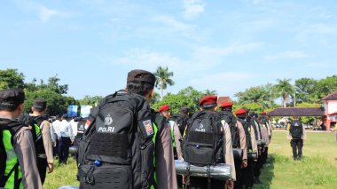 13 Şubat 2024 'te Pekalongan Endonezya' daki genel seçimin güvenliğini sağlamak için çeşitli unsurlardan askerlerin seremonisi