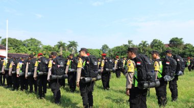 13 Şubat 2024 'te Pekalongan Endonezya' daki genel seçimin güvenliğini sağlamak için çeşitli unsurlardan askerlerin seremonisi