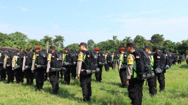 13 Şubat 2024 'te Pekalongan Endonezya' daki genel seçimin güvenliğini sağlamak için çeşitli unsurlardan askerlerin seremonisi