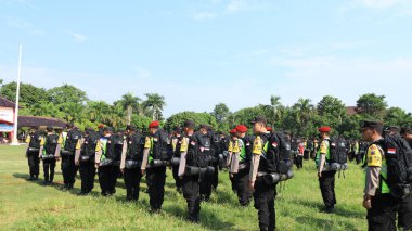 13 Şubat 2024 'te Pekalongan Endonezya' daki genel seçimin güvenliğini sağlamak için çeşitli unsurlardan askerlerin seremonisi