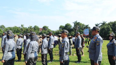 13 Şubat 2024 'te Pekalongan Endonezya' daki genel seçimin güvenliğini sağlamak için çeşitli unsurlardan askerlerin seremonisi