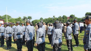 13 Şubat 2024 'te Pekalongan Endonezya' daki genel seçimin güvenliğini sağlamak için çeşitli unsurlardan askerlerin seremonisi