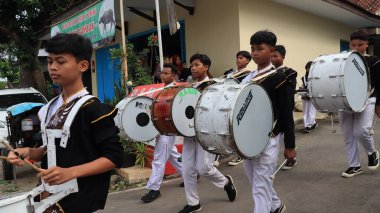 Müslüman köyü sakinleri İslami dini törenleri kültürel bir geçit ile kutluyor, Batang Endonezya Mart 12024