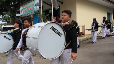 Müslüman köyü sakinleri İslami dini törenleri kültürel bir geçit ile kutluyor, Batang Endonezya Mart 12024
