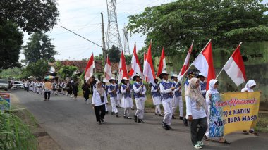 Müslüman köyü sakinleri İslami dini törenleri kültürel bir geçit ile kutluyor, Batang Endonezya Mart 12024
