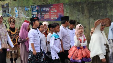 Müslüman köyü sakinleri İslami dini törenleri kültürel bir geçit ile kutluyor, Batang Endonezya Mart 12024