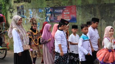 Müslüman köyü sakinleri İslami dini törenleri kültürel bir geçit ile kutluyor, Batang Endonezya Mart 12024