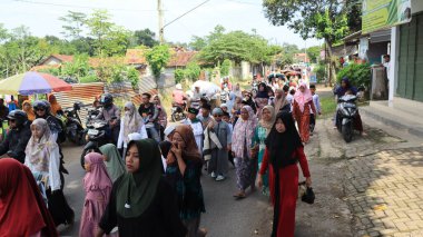 Müslüman köyü sakinleri İslami dini törenleri kültürel bir geçit ile kutluyor, Batang Endonezya Mart 12024