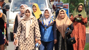 Müslüman köyü sakinleri İslami dini törenleri kültürel bir geçit ile kutluyor, Batang Endonezya Mart 12024