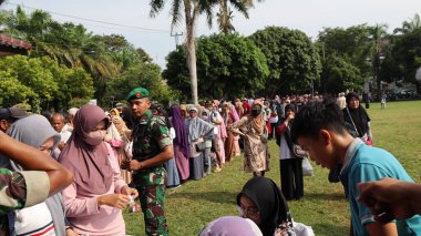 8 Mart 2024 'te hükümet Pekalongan Endonezya' nın ucuz temel ihtiyaçlarını satın almak için kuyrukta bekleyenler