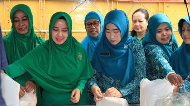 8 Mart 2024 'te hükümet Pekalongan Endonezya' nın ucuz temel ihtiyaçlarını satın almak için kuyrukta bekleyenler