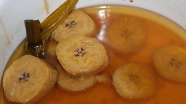 Hindistan cevizi sütü ve taze palmiye şekeri ve pandan yapraklı muz ezmesi.