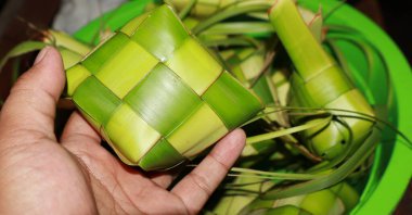 Ketupat ya da kupat, örülmüş genç hindistan cevizi yapraklarına veya janur yapraklarına sarılmış pirinçten yapılan bir yemektir.