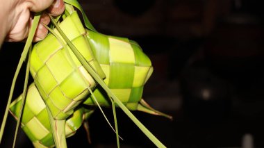 Ketupat ya da kupat, örülmüş genç hindistan cevizi yapraklarına veya janur yapraklarına sarılmış pirinçten yapılan bir yemektir.