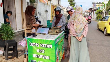 Lopis Lupis 'in tedarikçisi 15 Nisan 2024' te Pekalongan 'da müşterilere servis yaparken yapışkan pirinçten yapılan geleneksel Endonezya tatlı keki.