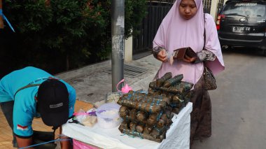 Lopis Lupis 'in tedarikçisi 15 Nisan 2024' te Pekalongan 'da müşterilere servis yaparken yapışkan pirinçten yapılan geleneksel Endonezya tatlı keki.