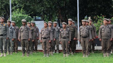 Endonezya Belediye Polisi (Satpol PP, Satuan Polisi Pamong Praja) veya Kamu Düzeni Uygulayıcıları Polisi gülümseyen ve güvenliği koruyan, Pekalongan Endonezya 21 Mart 2024