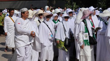 Endonezyalı hacılar, 30 Nisan 2024 'te Batang Endonezya' yı ziyaret etmek için çeşitli faaliyetlerde bulunmaya hazırlanıyorlar.