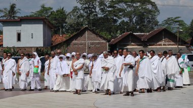 Endonezyalı hacılar, 30 Nisan 2024 'te Batang Endonezya' yı ziyaret etmek için çeşitli faaliyetlerde bulunmaya hazırlanıyorlar.