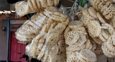 Ahırda asılı duran plastik kutulardaki krakerler, pazarda satılıyor.