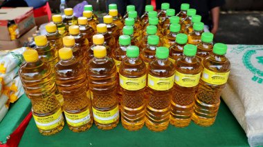 Alışveriş merkezlerinde satılan paketlenmiş şişelerde sarı palmiye yağı, Pekalongan Endonezya Mayıs 12024