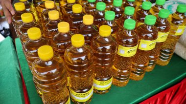 Alışveriş merkezlerinde satılan paketlenmiş şişelerde sarı palmiye yağı, Pekalongan Endonezya Mayıs 12024