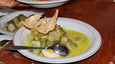 Lontong Sayur. Cag Go Meh, yanında tavuk, balado patatesleri, yumurta, sebze lodeh patlıcan, hindistan cevizi sütü ve kraker.