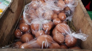Markette paketlenmiş yumurtaları plastik paketlerin içinde sat.
