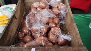 Markette paketlenmiş yumurtaları plastik paketlerin içinde sat.