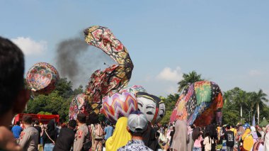 Geleneksel balon festivali Pekalongan 17 Nisan 2024 'ü izlerken sakinlerin etkinlikleri