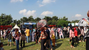 Geleneksel balon festivali Pekalongan 17 Nisan 2024 'ü izlerken sakinlerin etkinlikleri