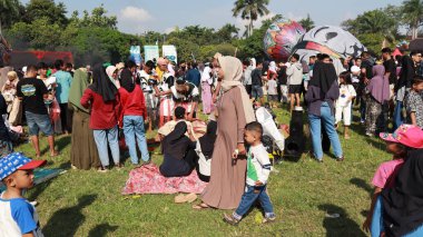 Geleneksel balon festivali Pekalongan 17 Nisan 2024 'ü izlerken sakinlerin etkinlikleri