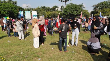 Geleneksel balon festivali Pekalongan 17 Nisan 2024 'ü izlerken sakinlerin etkinlikleri