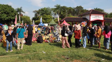 Geleneksel balon festivali Pekalongan 17 Nisan 2024 'ü izlerken sakinlerin etkinlikleri