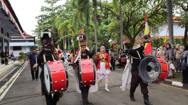 Davul bandı, 27 Nisan 2024 'te ilginç çekimleri olan bir kültür karnavalında geçit töreni düzenledi.