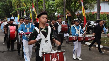 Davul bandı, 27 Nisan 2024 'te ilginç çekimleri olan bir kültür karnavalında geçit töreni düzenledi.