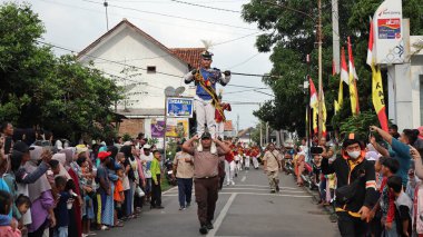 Davul bandı, 27 Nisan 2024 'te ilginç çekimleri olan bir kültür karnavalında geçit töreni düzenledi.