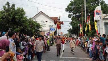Davul bandı, 27 Nisan 2024 'te ilginç çekimleri olan bir kültür karnavalında geçit töreni düzenledi.