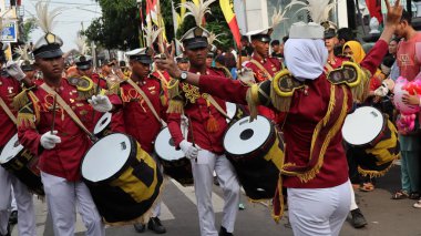 Davul bandı, 27 Nisan 2024 'te ilginç çekimleri olan bir kültür karnavalında geçit töreni düzenledi.