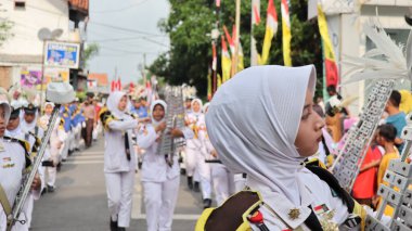 Davul bandı, 27 Nisan 2024 'te ilginç çekimleri olan bir kültür karnavalında geçit töreni düzenledi.