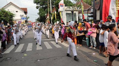 Davul bandı, 27 Nisan 2024 'te ilginç çekimleri olan bir kültür karnavalında geçit töreni düzenledi.